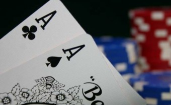 Estrategia de poker con Jonathan Little jugar al par superior prediciendo las reacciones del oponente