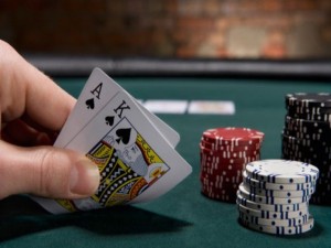 "Encajar o Soltar” como enfoque estratégico en el póker -Estrategia Póker-